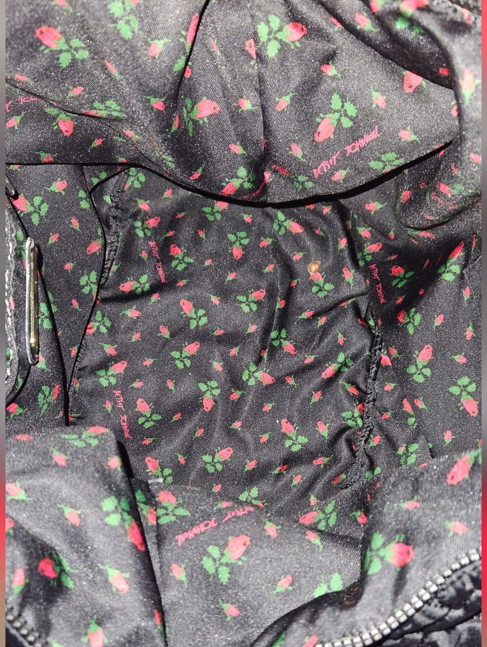 Betsey Johnson Quilted w/Heart Shaped Pattern Black & White Weekende/Travel Bag - Picture 12 of 16